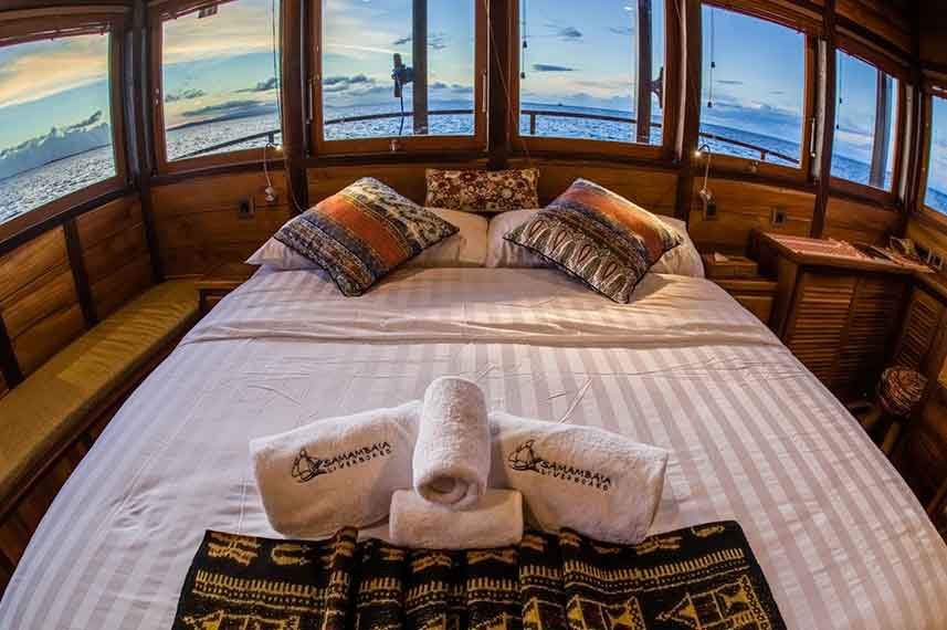 Samambaia-Liveaboard-Indonesia-Koonam-Luxury-Master-Cabin-b