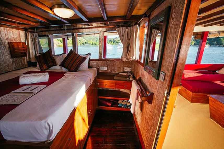Seven-Seas-Liveaboard-Indonesia-Koonam-Upper-Deck-Double-Cabin-b