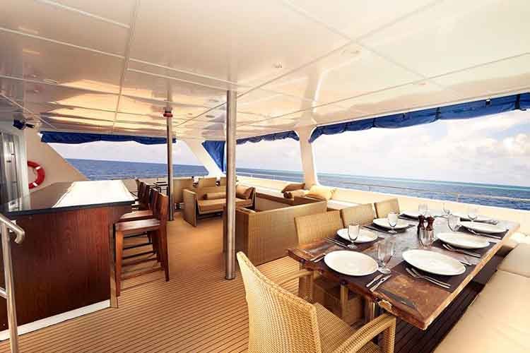 Blue-Manta-Liveaboard-Indonesia-Koonam-i