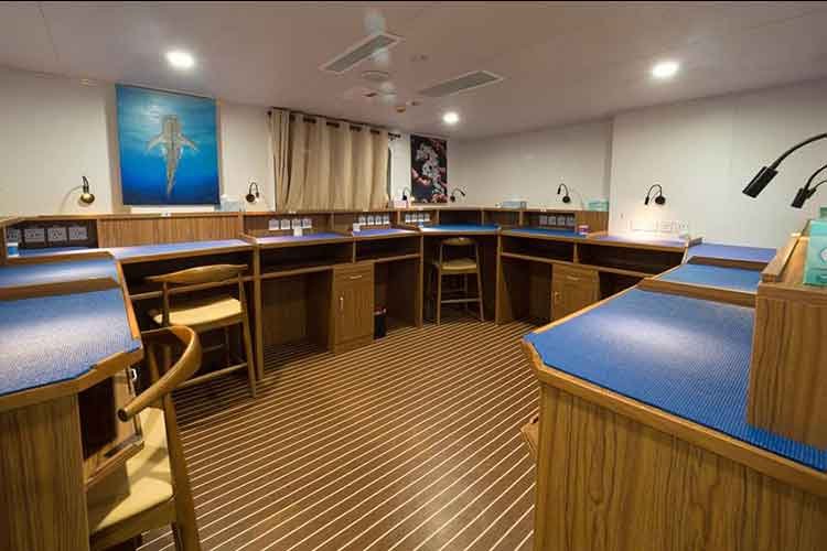 White-Manta-Liveaboard-Indonesia-Koonam-d